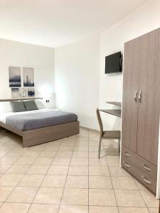 - une chambre avec un lit, un bureau et une chaise dans l'établissement POMPEI FELIX, à Pompéi