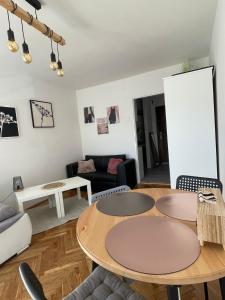 - un salon avec une table et un canapé dans l'établissement Carmen Apartments4u - Pomorska 82, à Gdańsk