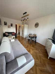 - un salon avec un lit et une salle à manger dans l'établissement Carmen Apartments4u - Pomorska 82, à Gdańsk