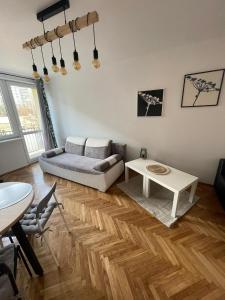 - un salon avec un canapé et une table dans l'établissement Carmen Apartments4u - Pomorska 82, à Gdańsk