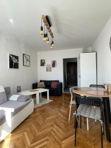 - un salon avec un lit et une table dans l'établissement Carmen Apartments4u - Pomorska 82, à Gdańsk