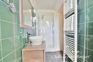 Vannituba majutusasutuses Hôtel l'Ecrin d'Ô