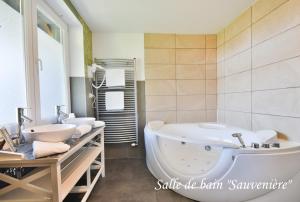 Vannituba majutusasutuses Hôtel l'Ecrin d'Ô