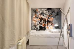una camera da letto con un dipinto sul muro di Free Hostels Barcelona a Barcellona