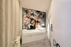 bagno con un dipinto sul muro di Free Hostels Barcelona a Barcellona