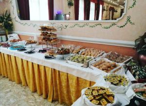 una mesa buffet con muchos tipos diferentes de comida en Hotel Elvira Fiuggi, en Fiuggi