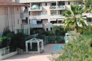 a white gazebo in front of a building at Appartement charmant à Cagnes-sur-Mer - 38 m² - Piscine in Cagnes-sur-Mer