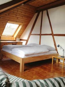 een bed in een kamer met een plafond en een raam bij Fewo Roos am See in Konstanz