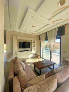 Ruang duduk di Spacious house near Asilah with shared pool