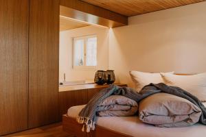 A bed or beds in a room at Mesmerhaus Még 19 kép