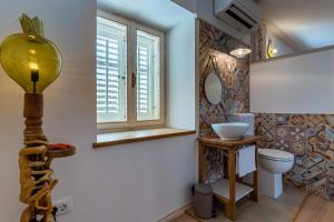 ein Bad mit einem WC und einem Fenster in der Unterkunft Little prince - Your Holiday home on Cres in Cres