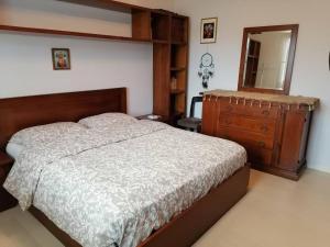 Un ou plusieurs lits dans un hébergement de l'établissement Ampia stanza con bagno privato in casa-museo Dahl