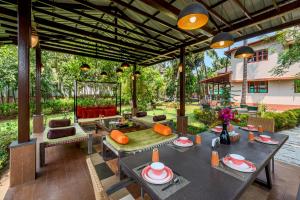 Zahrada ubytování Saffronstays Casa Del Palms, Alibaug - luxury pool villa with chic interiors, alfresco dining and island bar