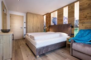 A bed or beds in a room at Apartments Pragser Wildsee Winklwiese