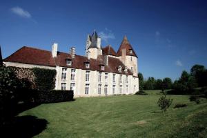 Gallery image of Chambre jaune MANOIR DE LA VOVE Perche in Corbon