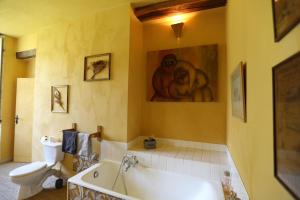 Koupelna v ubytování Chambre jaune MANOIR DE LA VOVE Perche
