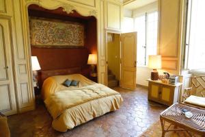 ein Schlafzimmer mit einem großen Bett in einem Zimmer in der Unterkunft Chambre jaune MANOIR DE LA VOVE Perche in Corbon