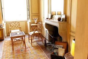 Posezení v ubytování Chambre jaune MANOIR DE LA VOVE Perche