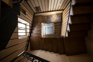 een trappenhuis in een huis met een raam bij Hotel Broletto in Mantova