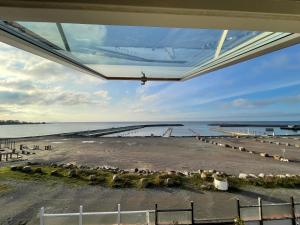 vistas a la playa desde un edificio con una gran ventana en Byxelkroks Marina Sea Resort, en Byxelkrok