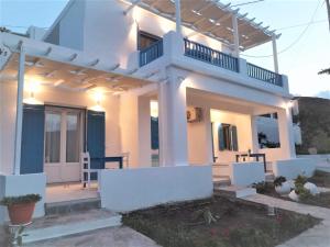 Casa bianca con veranda e balcone. di Drouga's Studios & Suites Astypalaia Greece a Livadi Astypalaias