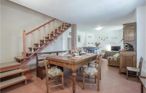 cocina y comedor con mesa y escaleras en Casa Ciricea, en Piteccio