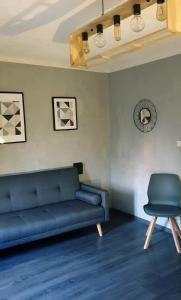 sala de estar con sofá y silla en L' Oustaloun, en Maussane-les-Alpilles