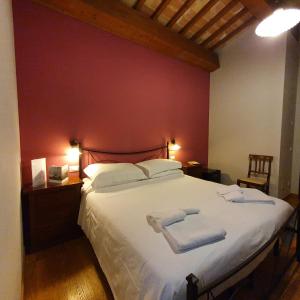 a bedroom with a large bed with towels on it at Pietra Maula Agriturismo in Castelraimondo