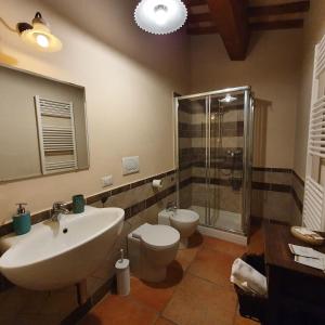 a bathroom with a sink and a toilet and a shower at Pietra Maula Agriturismo in Castelraimondo