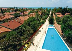 vista sulla piscina di un resort di Sirma Hotel a Side