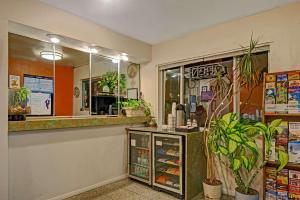 un restaurante de comida rápida con un mostrador con plantas en Rodeway Inn Albuquerque Downtown on Rt 66 en Albuquerque