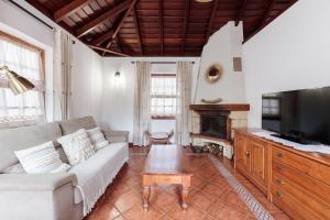 A television and/or entertainment centre at Facundo B