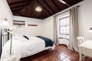 A bed or beds in a room at Facundo B