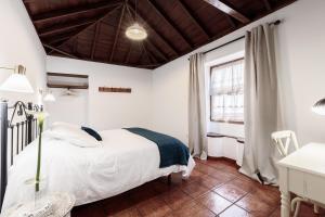 a bedroom with a white bed and a window at Facundo B in Barlovento