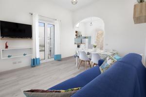 uma sala de estar com um sofá azul e uma mesa em Estate4home - Maison Jenny em Positano