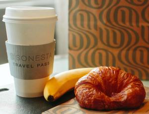 ein Croissant und eine Banane und eine Tasse Kaffee in der Unterkunft Sonesta ES Suites Fresno in Fresno