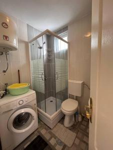 Un baño con ducha y WC y una lavadora. en Apartment Azalea of Budva, en Budva 25 fotos más