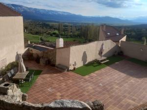 einem Luftblick auf ein Haus mit einer Terrasse in der Unterkunft Casa Rural Menta y Canela in Tórtoles