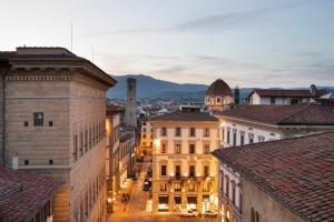Blick auf eine Stadt in der Nacht mit Gebäuden in der Unterkunft Helvetia&Bristol Firenze – Starhotels Collezione in Florenz