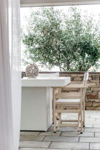 Balkón alebo terasa v ubytovaní White Tinos Luxury Suites