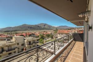 einen Balkon mit Stadtblick in der Unterkunft Meteora Heaven and Earth premium suites - Adults Friendly in Kalambaka