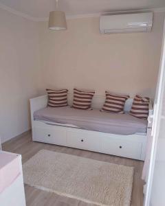 バラトンレッレにあるThree-Bedroom Apartment in Balatonlelle Iの白いベッド(枕付)が備わる客室です。
