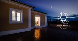 uma vista para uma casa à noite com uma janela em Monte do Giestal - Casas de Campo & Spa em Abela