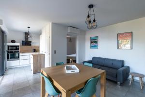 a kitchen and living room with a table and chairs at L'eclat de Stagnola in Pietrosella
