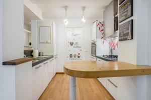 A kitchen or kitchenette at Lungarno & Parco delle Cascine Lovely Apartment Még 7 kép