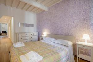 A bed or beds in a room at Lungarno & Parco delle Cascine Lovely Apartment