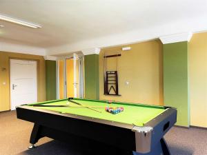 a pool table in a room with green walls at IBS Begegnungszentrum in Laubusch