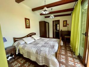 Un pat sau paturi într-o cameră la Luxury Villa Los Gigantes