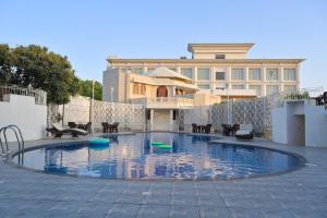 Bazén v ubytování Stardom Resort Jaipur nebo v jeho okolí