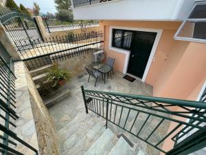 einen Balkon mit einem Tisch und Stühlen neben einem Gebäude in der Unterkunft Nala's Apartment II in Nafplio